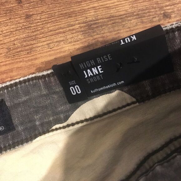 Kut From The Kloth size 00 raw hem high rise camo jean shorts - Picture 3 of 5